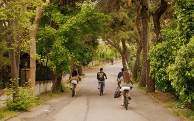 Bicicletas icónicas en el cine y la cultura pop: personajes que pedalearon hacia la leyenda
